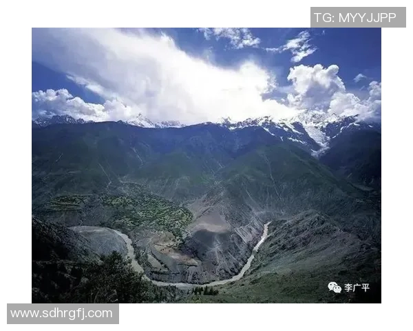 姚明亲临虎跳峡探险之旅感受自然之美与人文魅力 姚明亲临虎跳峡探险之旅感受自然之美与人文魅力