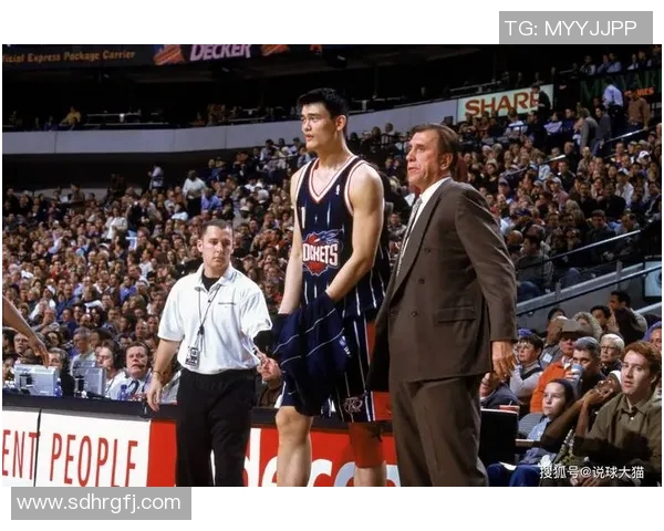 姚明与乔丹共同颁奖盛典见证篮球传奇交汇的辉煌时刻