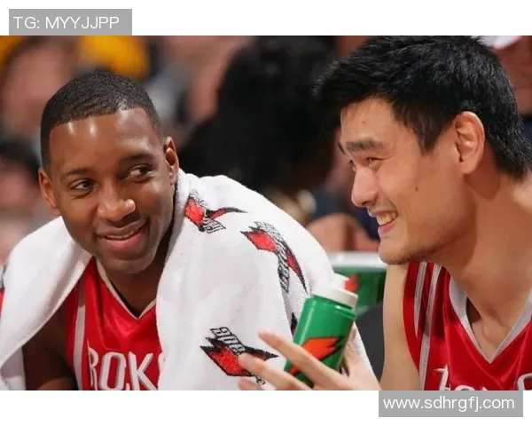 姚明与巴蒂尔的搞笑日常：篮球场上的幽默瞬间与友谊故事