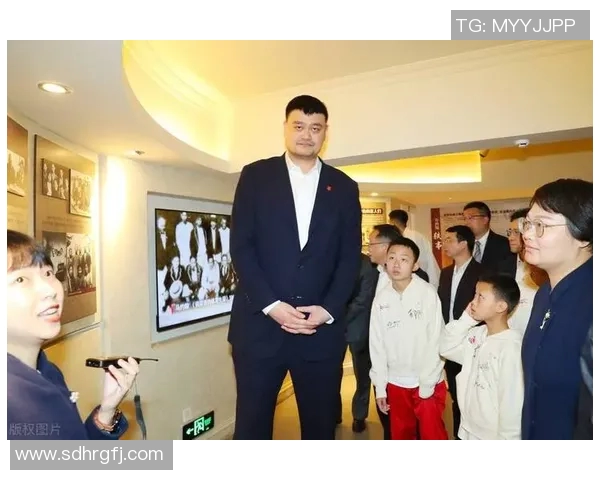 张卫平与姚明携手解说篮球赛事精彩瞬间引发球迷热议 张卫平与姚明携手解说篮球赛事精彩瞬间引发球迷热议