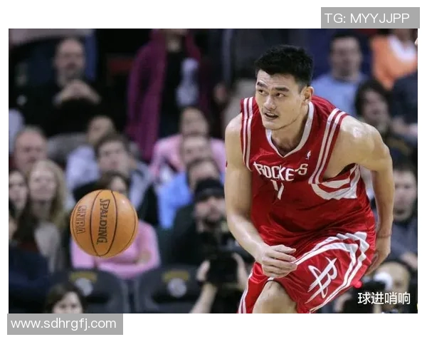 姚明在赛场上怒吼展现霸气风范引发球迷热烈反响