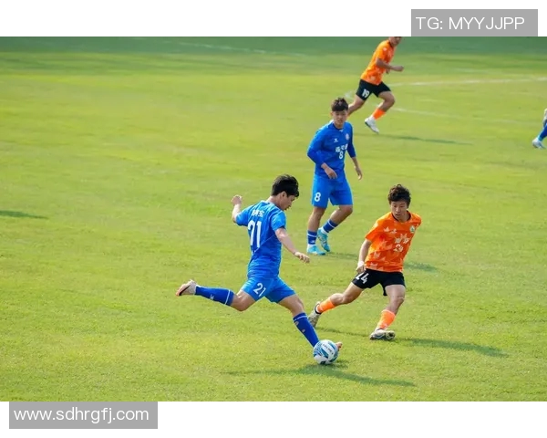 中日足球明星风采对比图集解析与精彩瞬间分享 中日足球明星风采对比图集解析与精彩瞬间分享