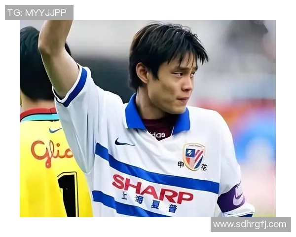 足球明星运球姿势展现技巧与风采的精彩瞬间图片合集 足球明星运球姿势展现技巧与风采的精彩瞬间图片合集