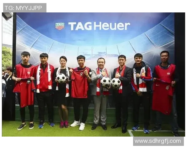 足球明星时尚衣装搭配解析与精选图片展示让你领略球场外的风采