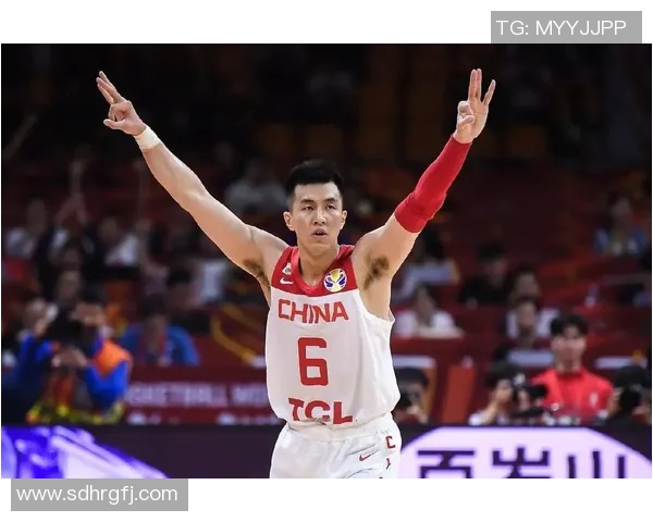 篮球明星打篮球时崴脚瞬间视频引发热议球迷纷纷关注伤情恢复情况